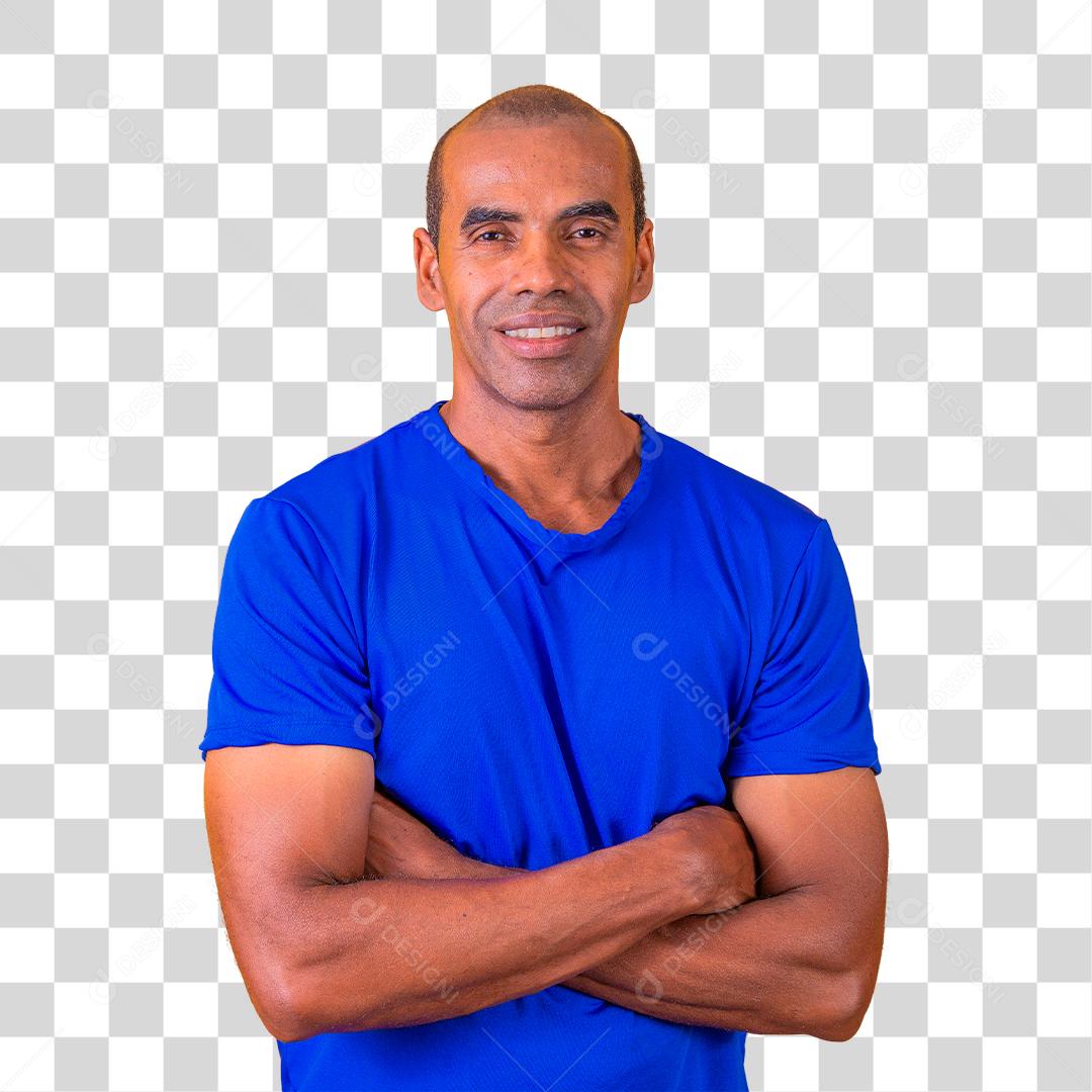 Homem negro mais velho cruzando os braços com confiança