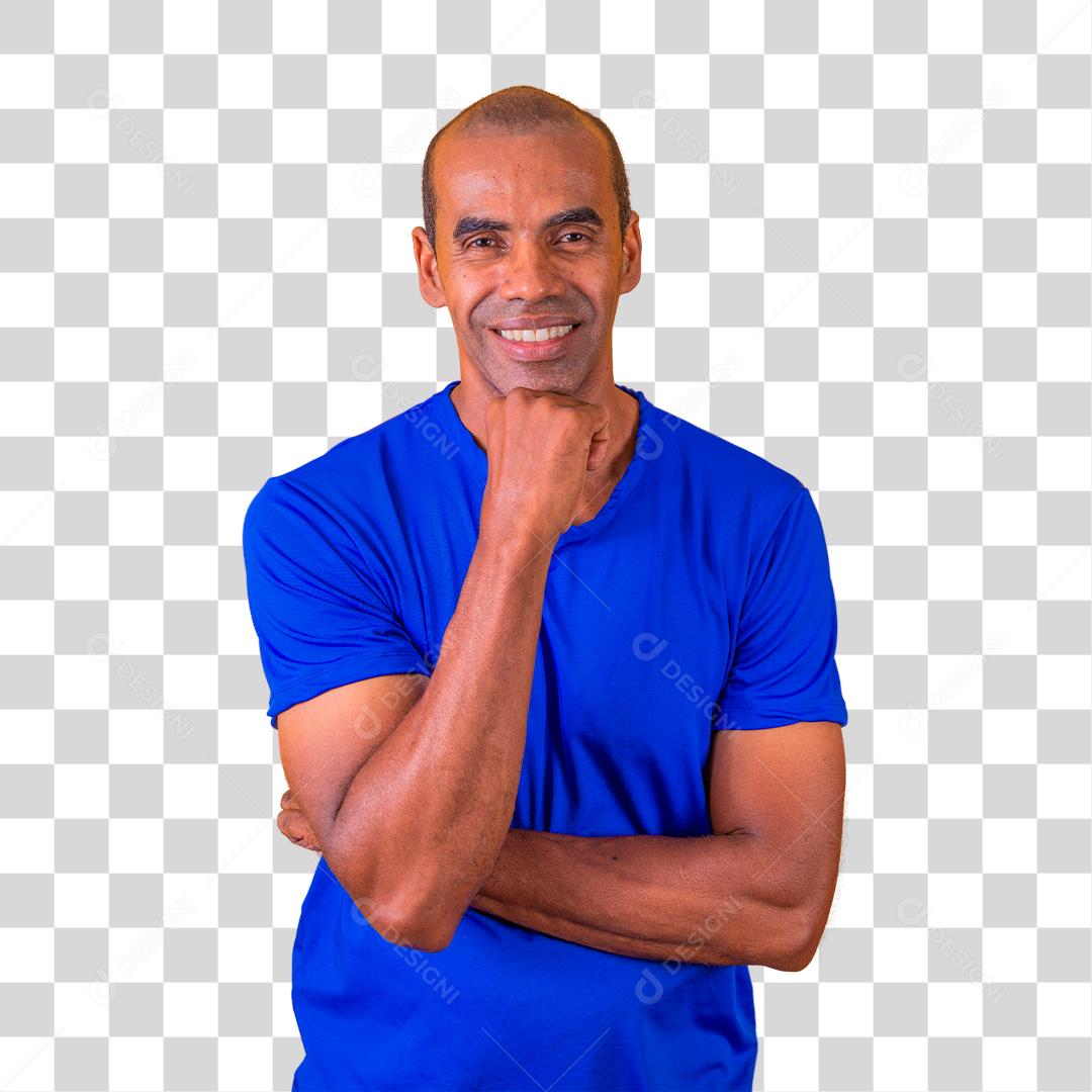 Homem afro mais velho sorrindo olhando para a câmera