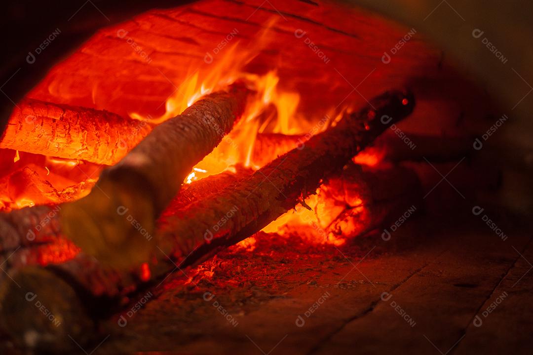 Forno a lenha para assar pizzas, pães e calzones
