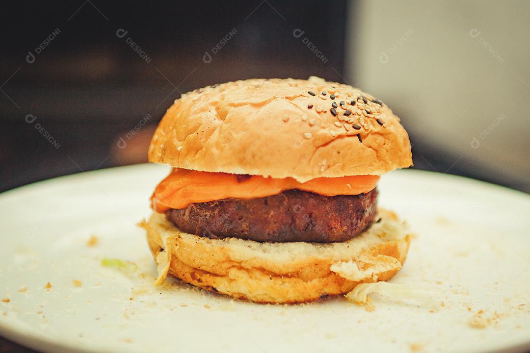Prato branco com hambúrguer delicioso