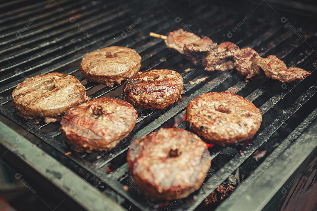 Chapa quente com hambúrguer e espetinho de carne bovina