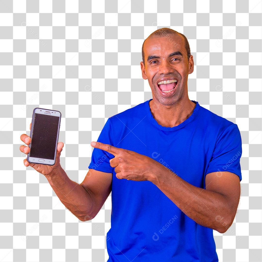 Homem mostrando a tela do celular recomendando o aplicativo