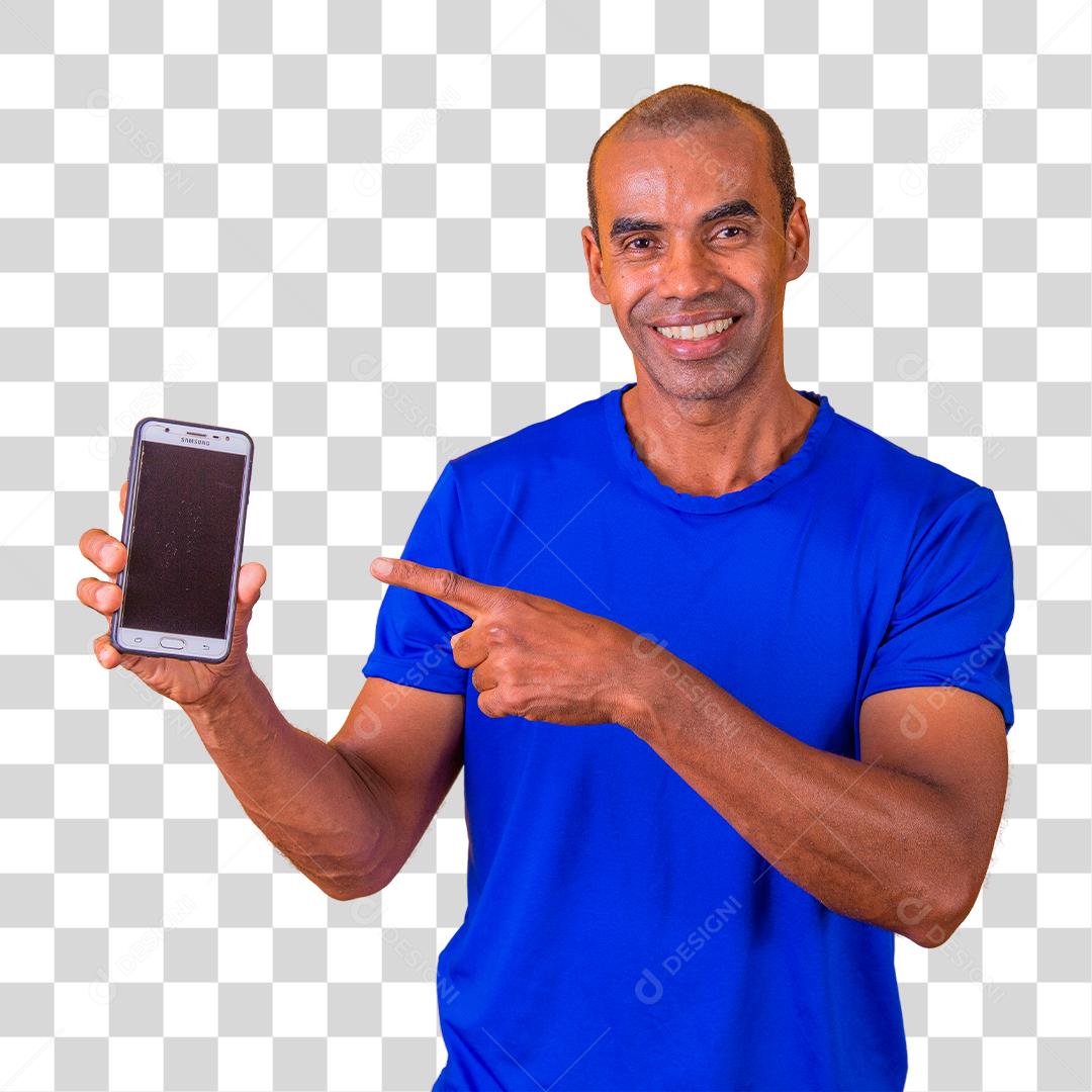 Homem mostrando a tela do celular recomendando o aplicativo