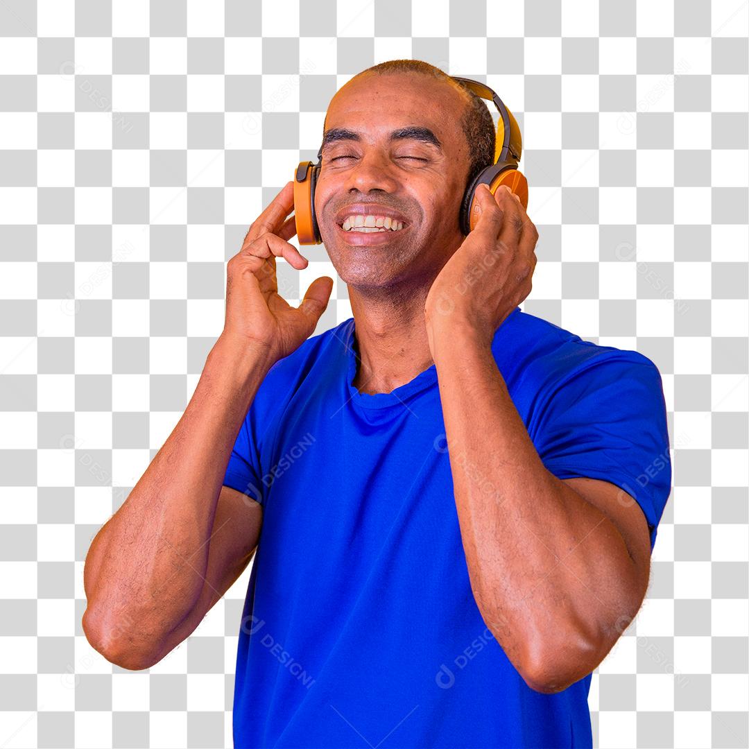 Homem feliz sorrindo ouvindo música em fones de ouvido