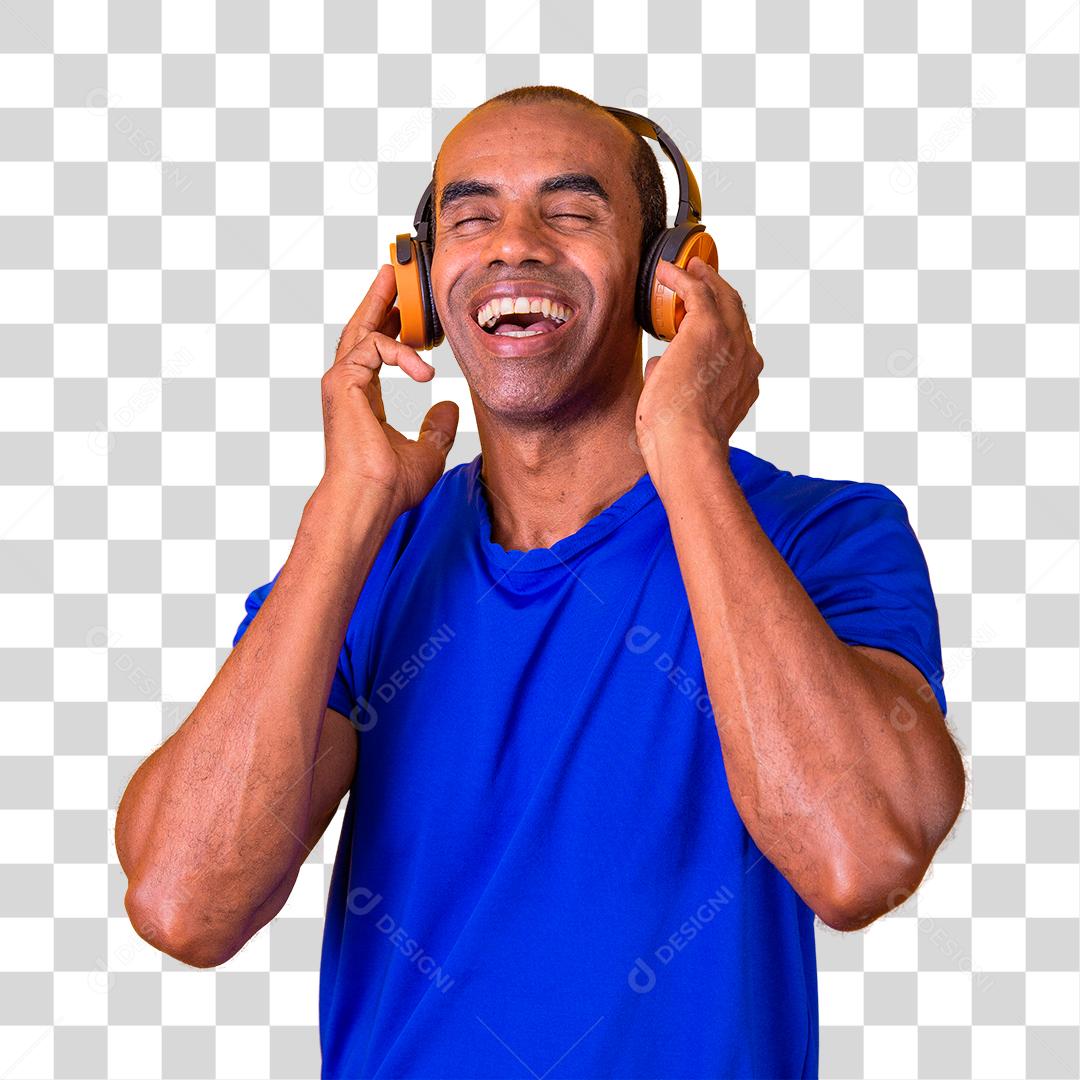 Homem feliz sorrindo ouvindo música em fones de ouvido