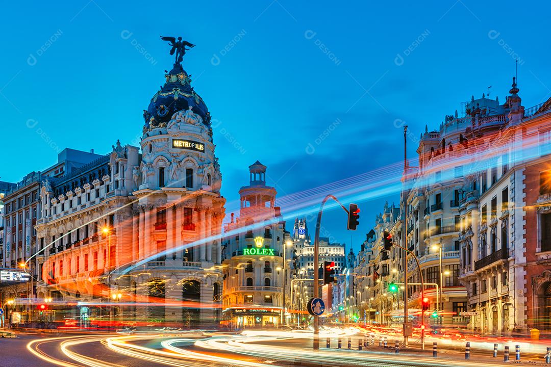 Semáforos à noite da Gran Via em Madrid, Espanha