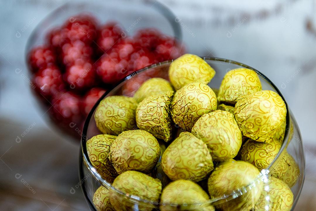 bombons de chocolate ao leite com hortelã embalados em papel alumínio armazenados