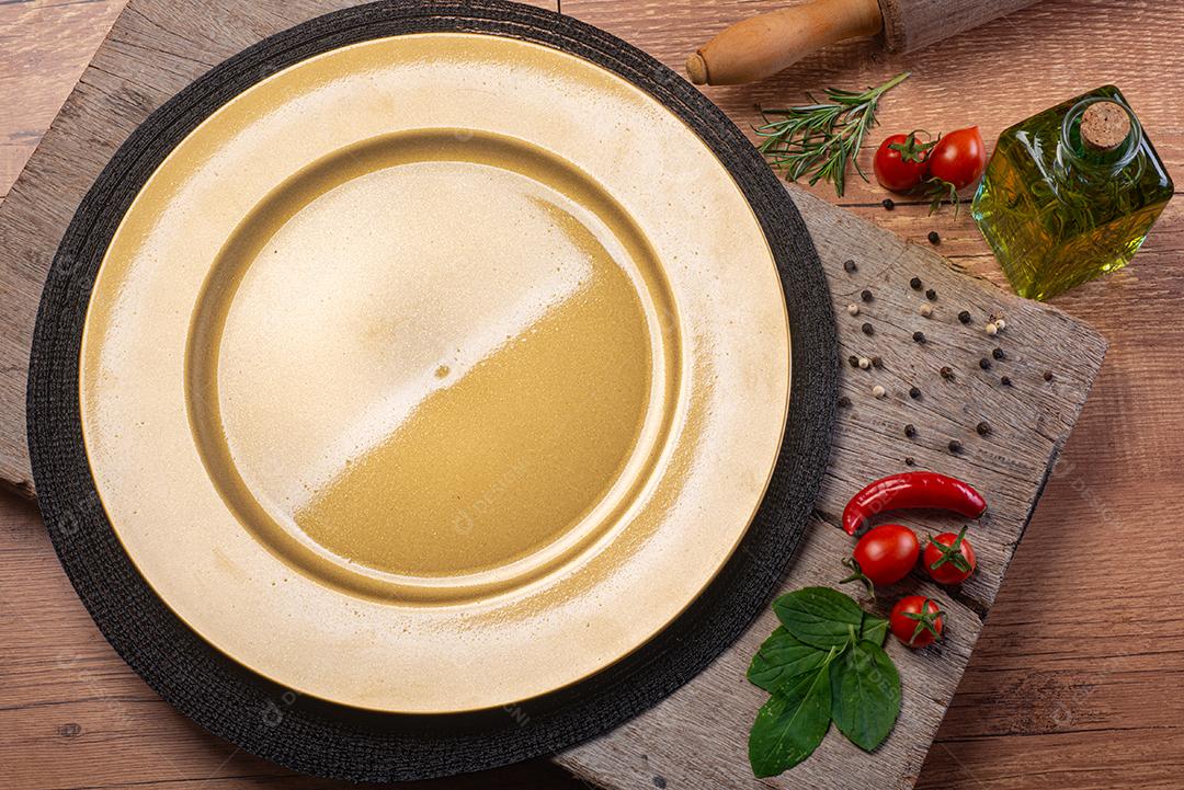 prato limpo sobr mesa de madeira