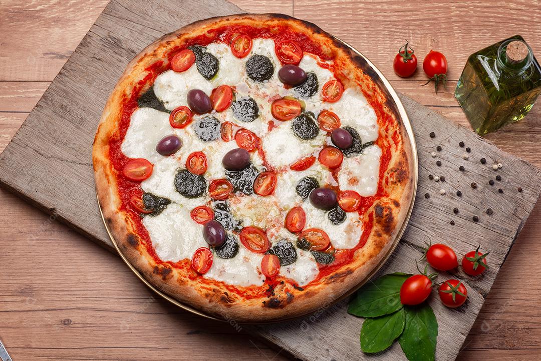 Pizza de mussarela de búfala, tomate cereja, pesto de manjericão e preto