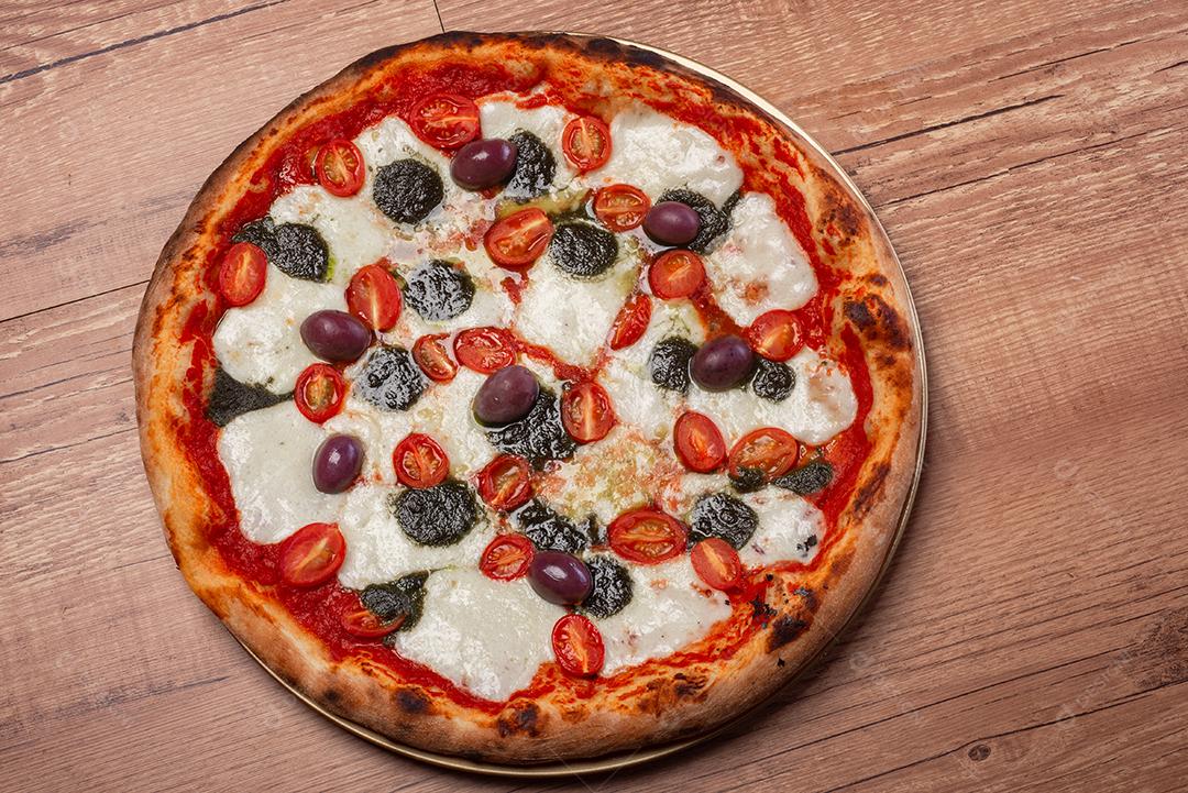 Pizza de mussarela de búfala, tomate cereja, pesto de manjericão e preto