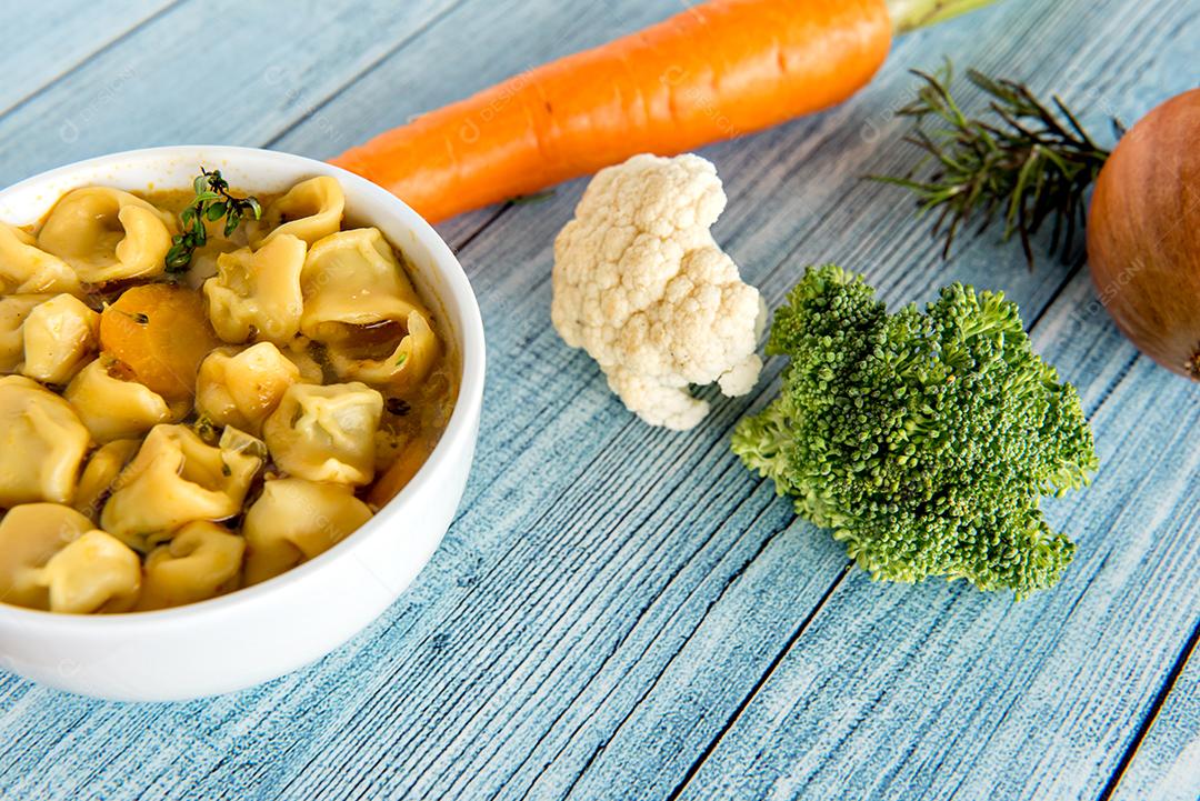 sopa de cappelletti, deliciosos tortellini de massas italianas Cappelletti