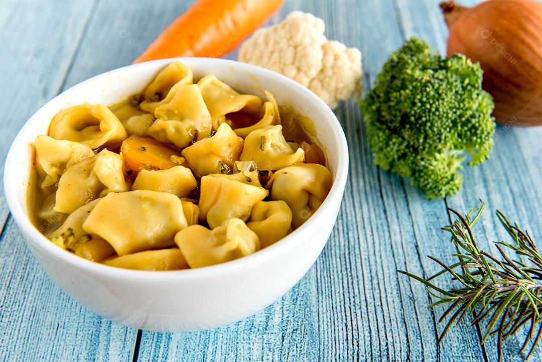 sopa de cappelletti, deliciosos tortellini de massas italianas Cappelletti