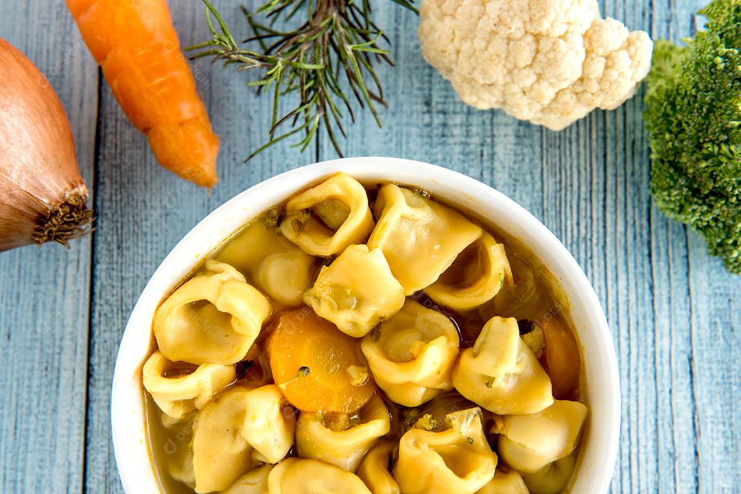 sopa de cappelletti, deliciosos tortellini de massas italianas Cappelletti