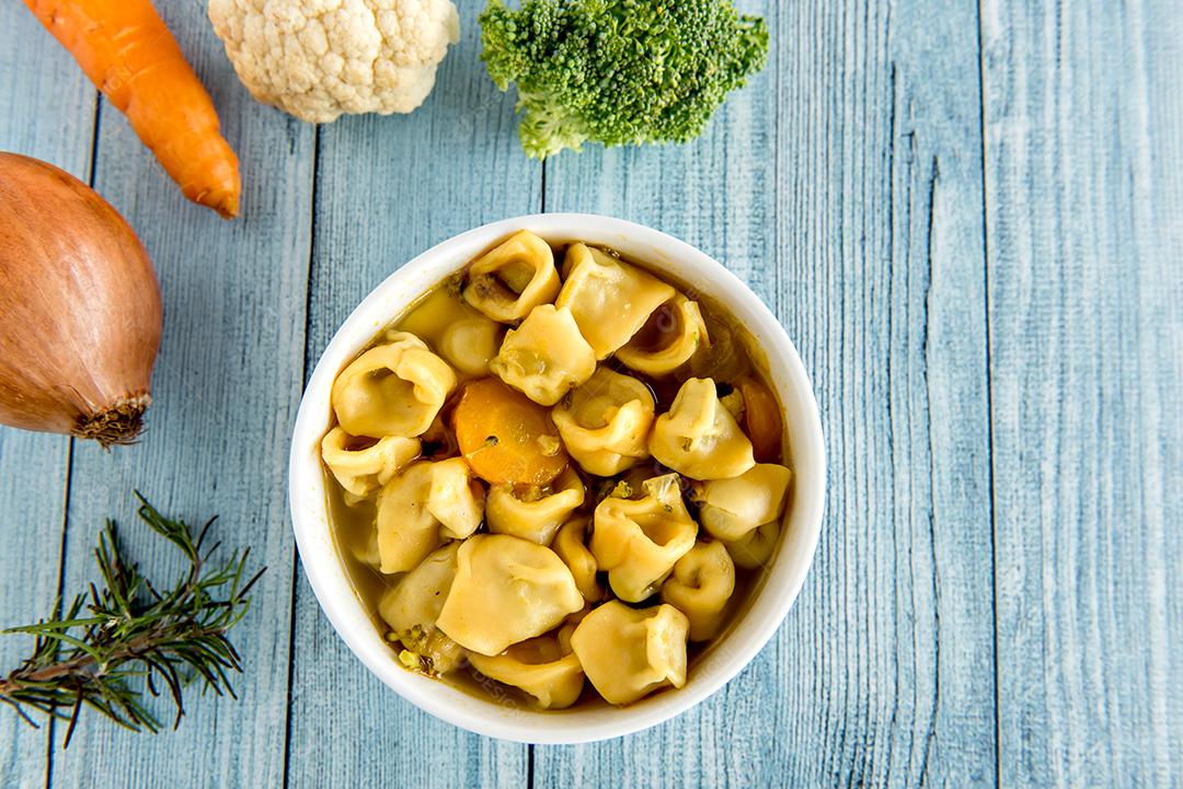 sopa de cappelletti, deliciosos tortellini de massas italianas Cappelletti