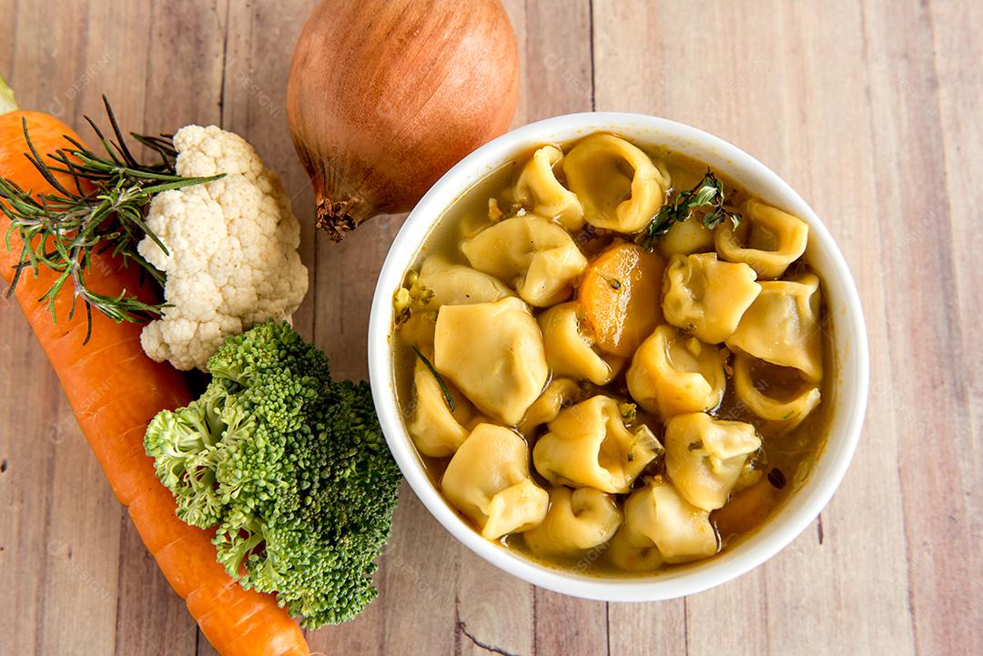 sopa de cappelletti, deliciosos tortellini de massas italianas Cappelletti