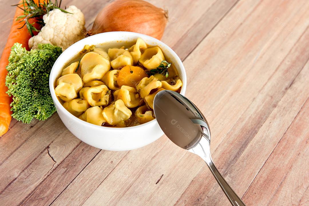 sopa de cappelletti, deliciosos tortellini de massas italianas Cappelletti