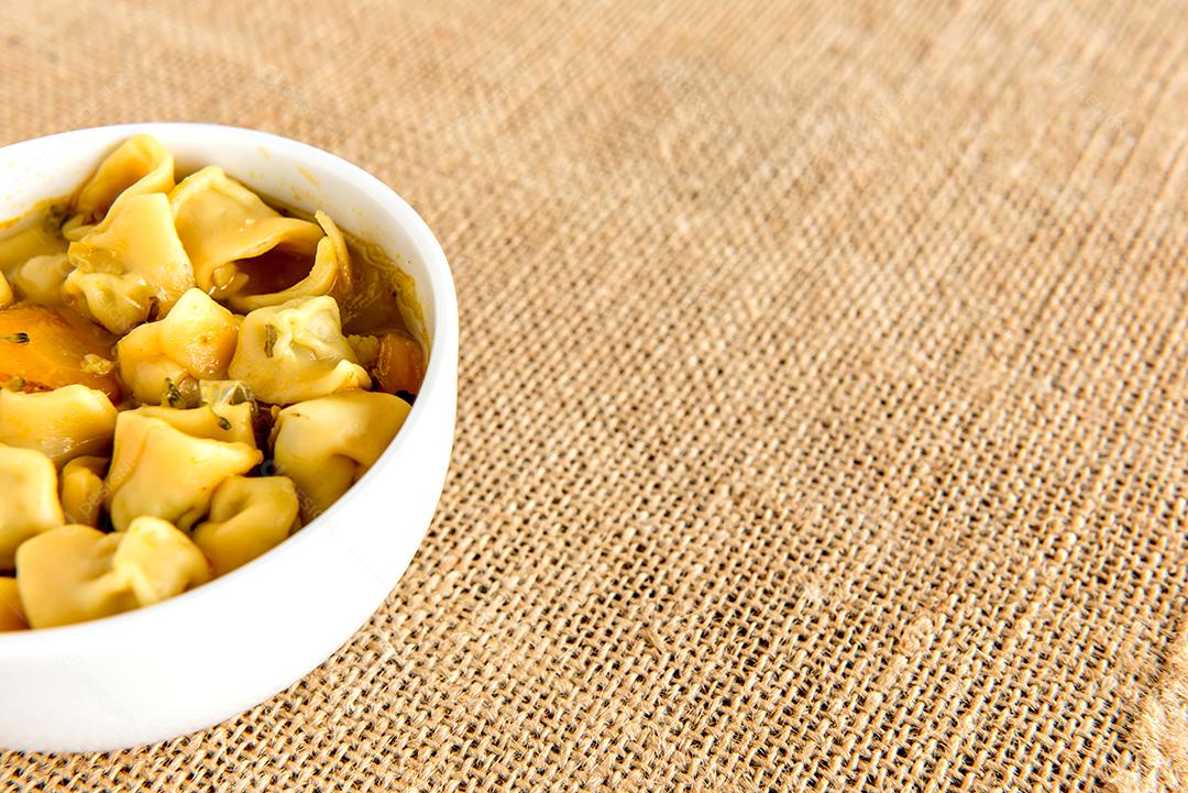 sopa de cappelletti, deliciosos tortellini de massas italianas Cappelletti