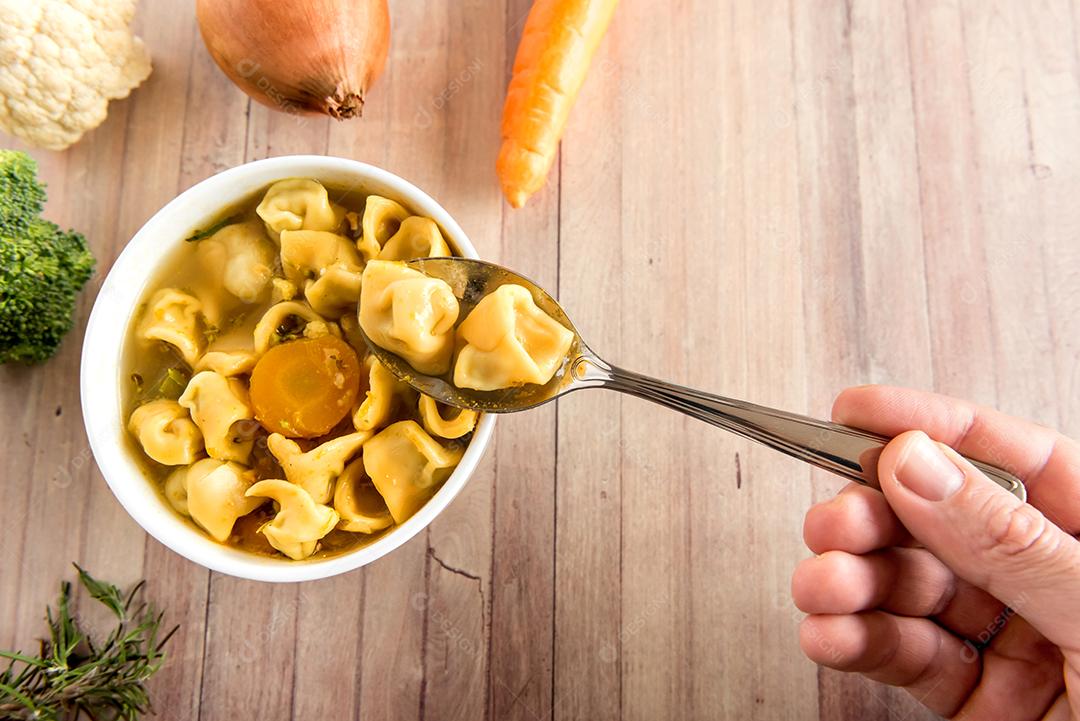 sopa de cappelletti, deliciosos tortellini de massas italianas Cappelletti