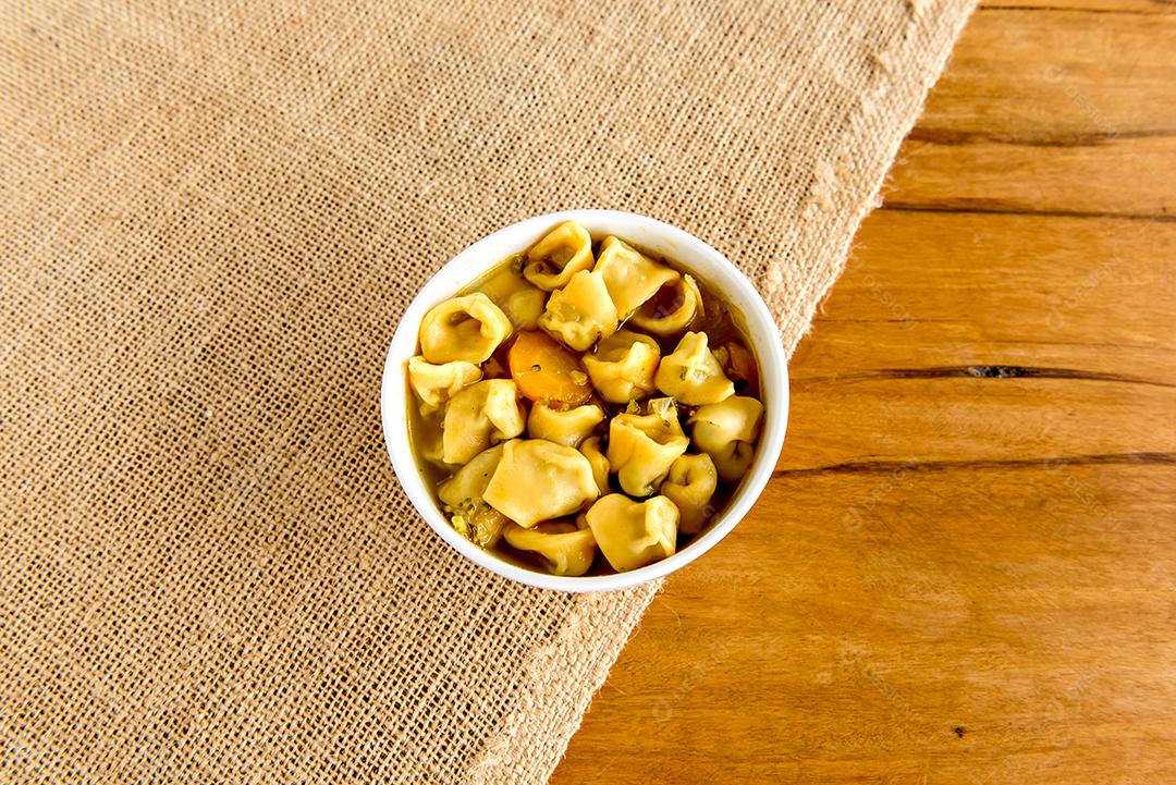 sopa de cappelletti, deliciosos tortellini de massas italianas Cappelletti