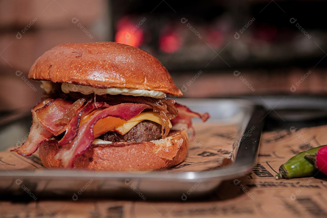 Hambúrguer caseiro de carne com queijo