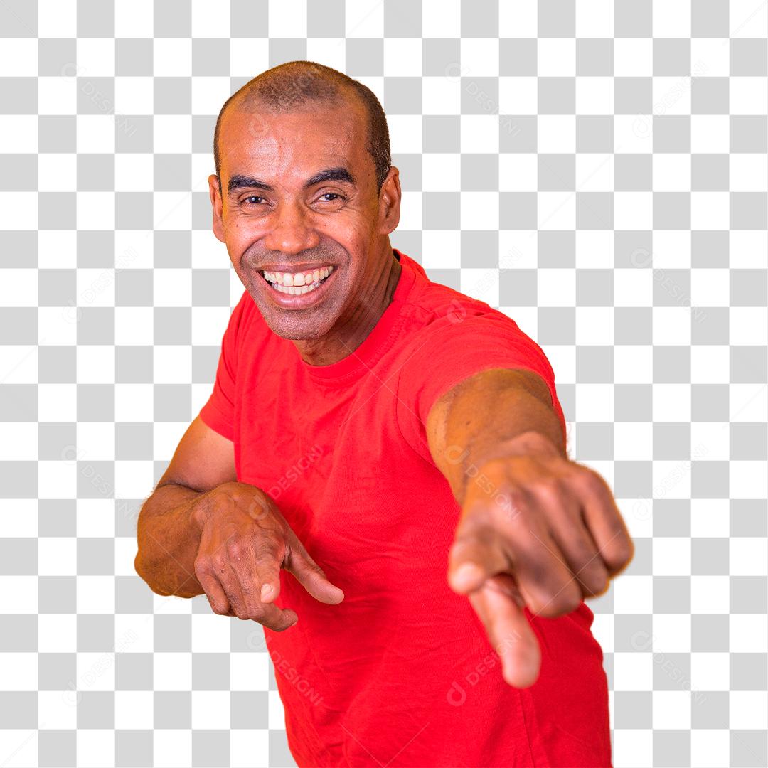 Homem negro positivo aponta o dedo indicador para câmera