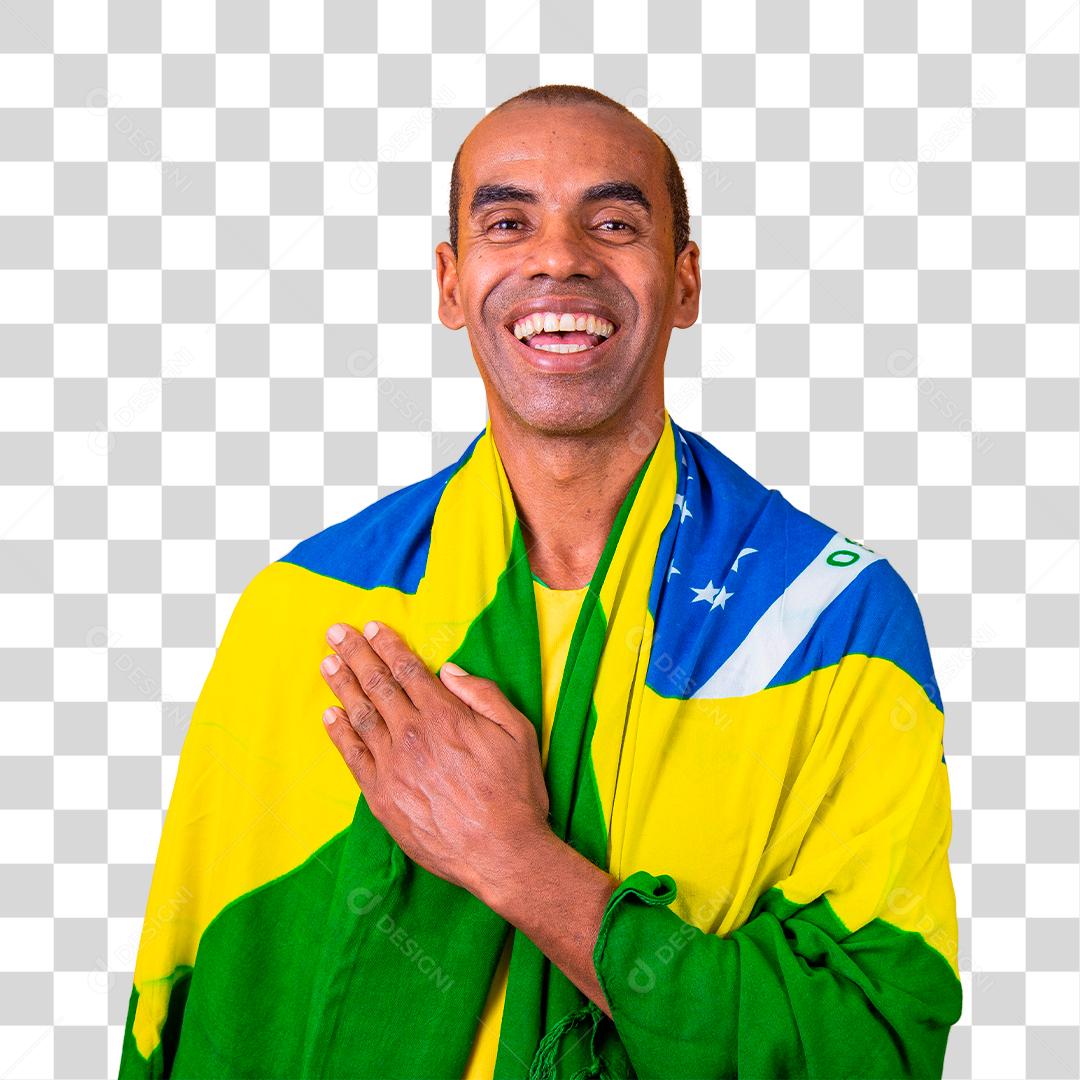 Torcedores mão no peito cantando o hino nacional