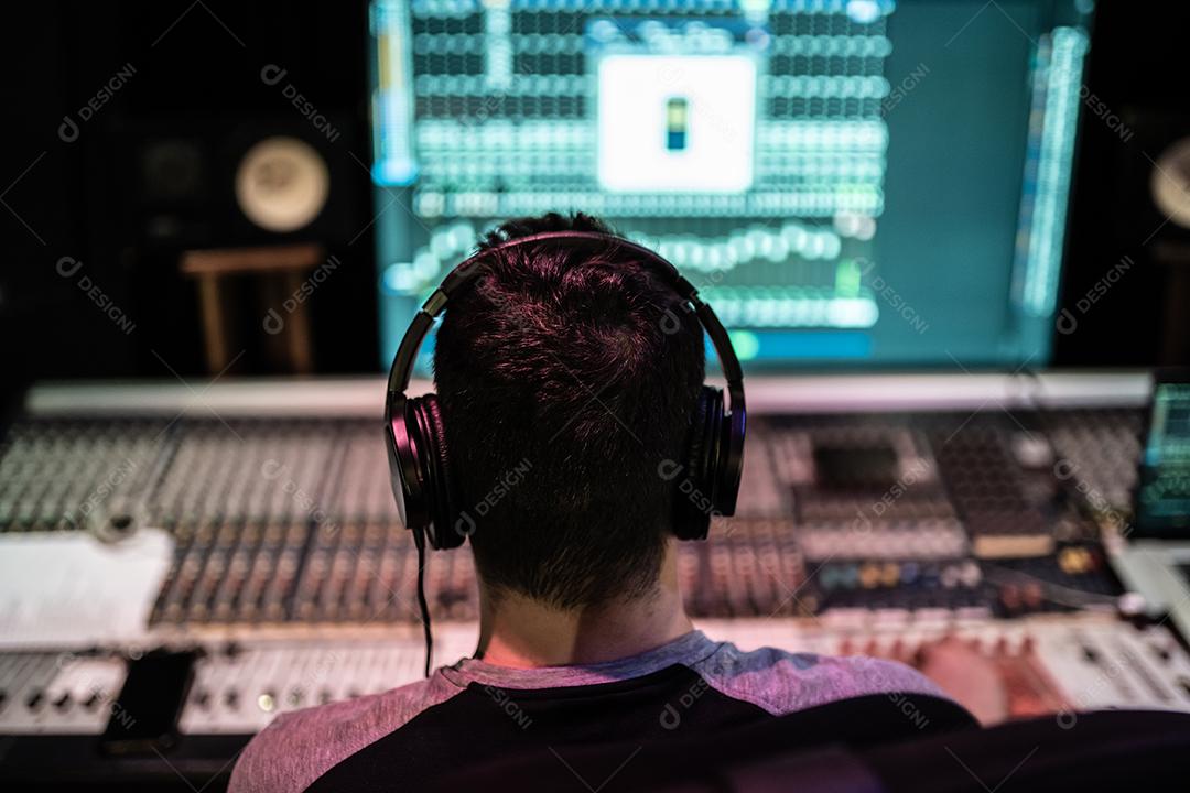 Mesa misturadora ou placa fader para produção musical. Estúdio de música. Mixador de som. Estúdios de gravação.