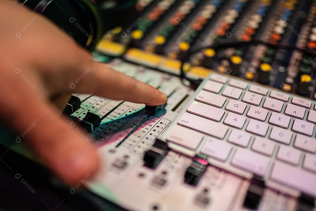 Mesa misturadora ou placa fader para produção musical. Estúdio de música. Mixador de som. Estúdios de gravação.