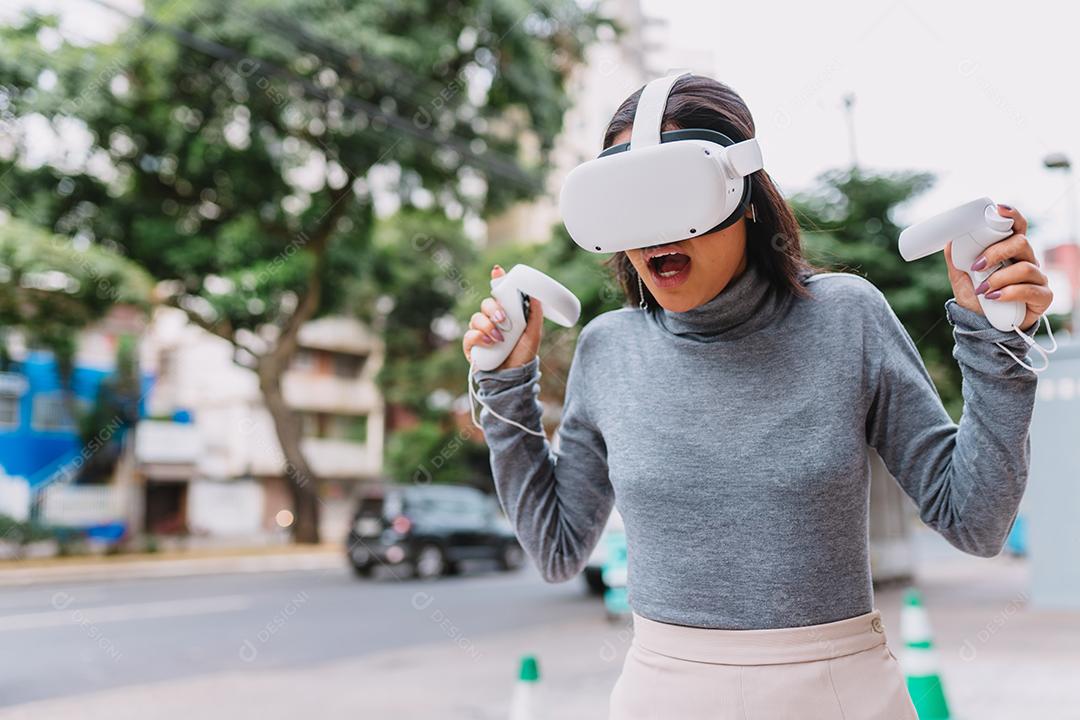 Jovem latina em pé com óculos de realidade virtual e mantenha joysticks ou dedo como uma arma.