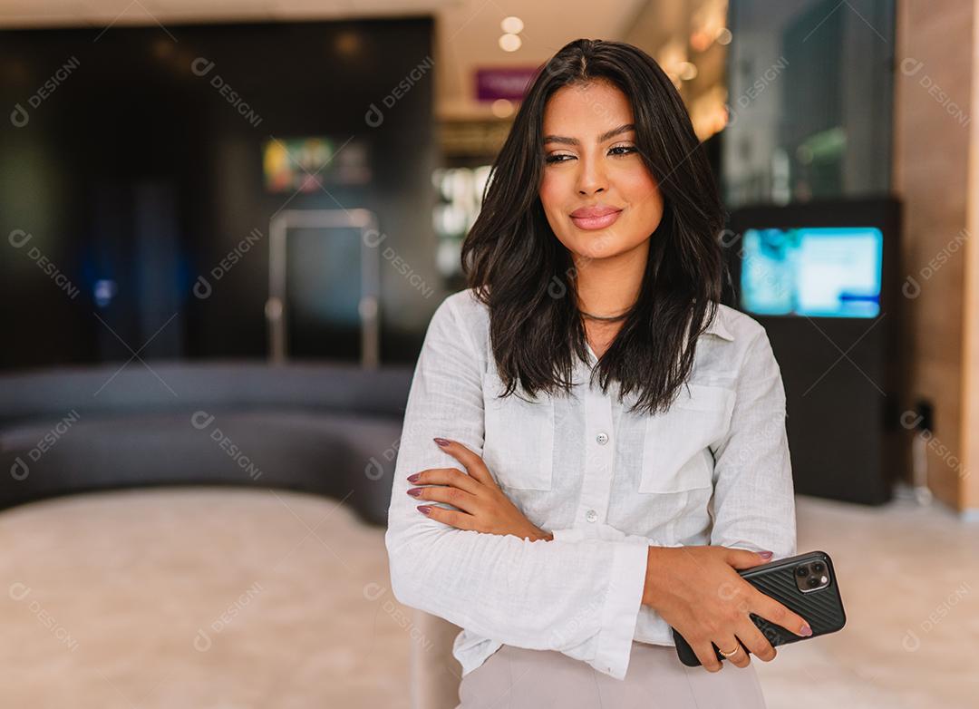 Sorrindo empresária Latina no lobby do hotel.