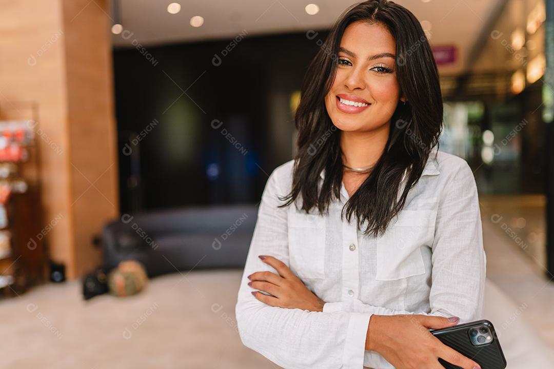 Linda garota latina usando seu celular.