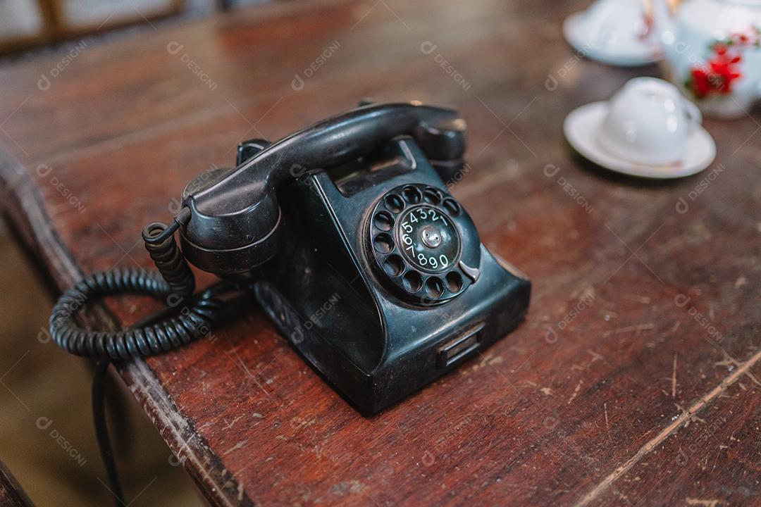 Telefone antigo na mesa de madeira. Telefone antigo.