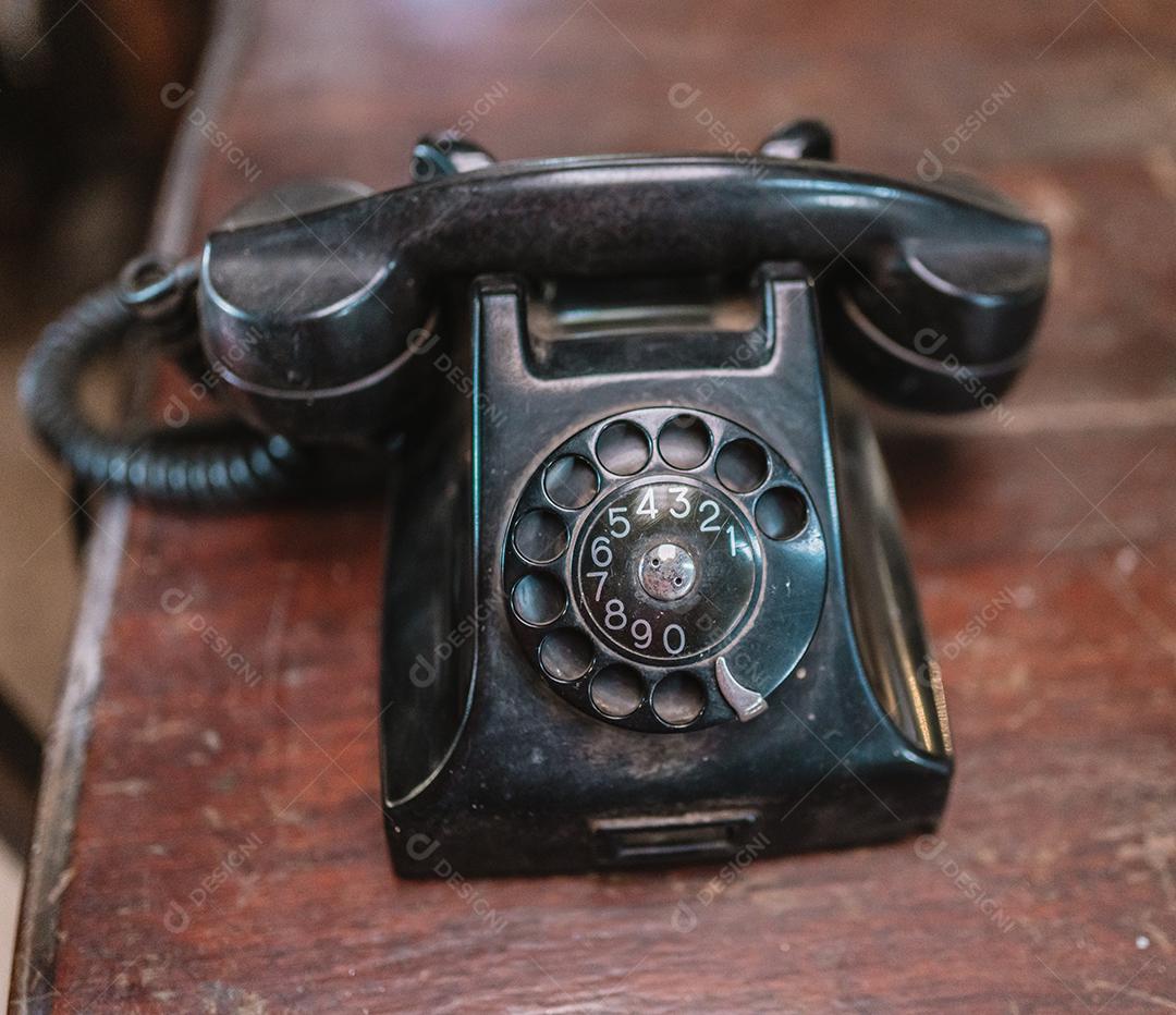 Telefone antigo na mesa de madeira. Telefone antigo.