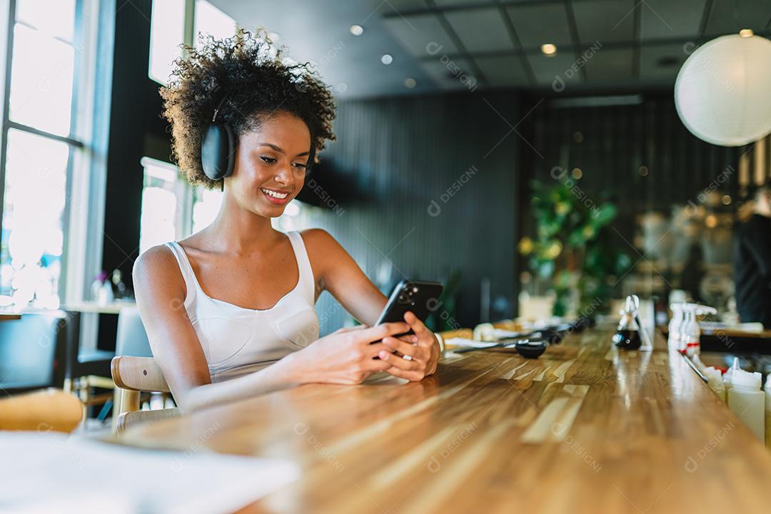 Linda garota latina usando seu celular.