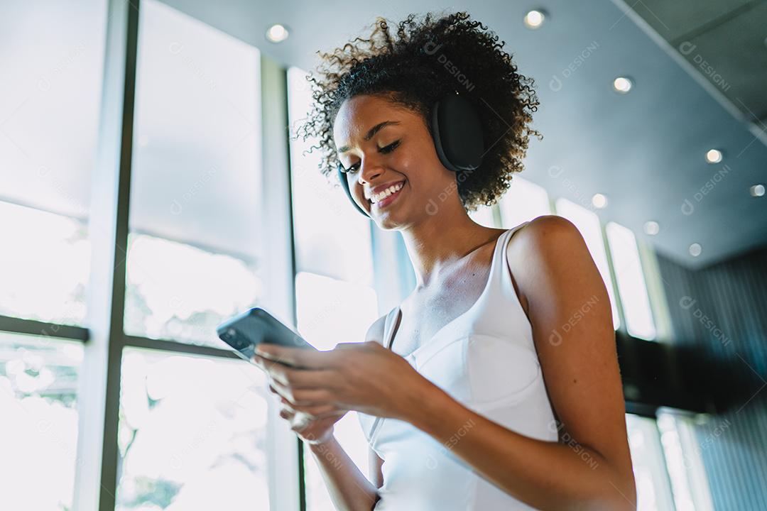 Mulher com mala no lobby. Check-in no hotel.