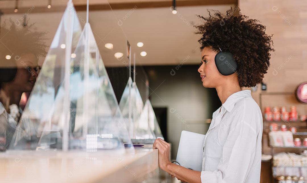 Mulher latina check-in no hotel.