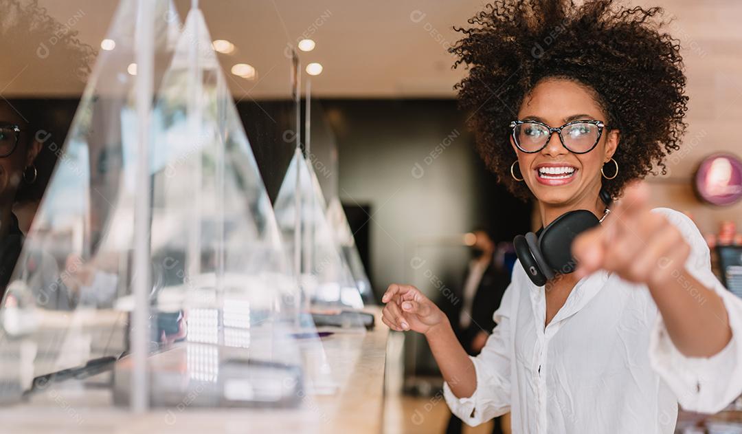 Mulher latina check-in no hotel.