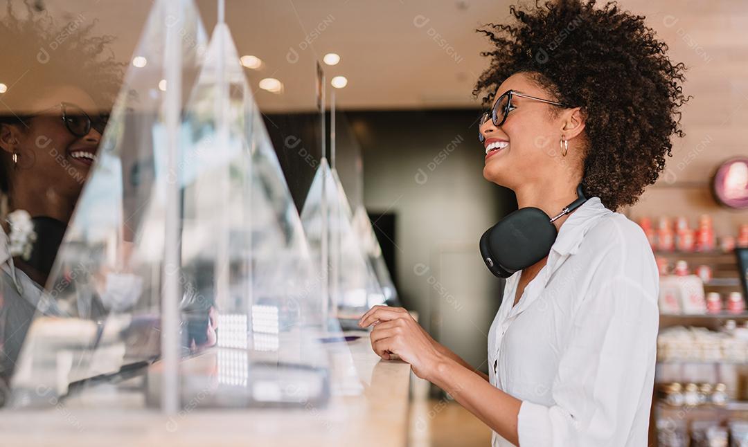 Mulher latina check-in no hotel.