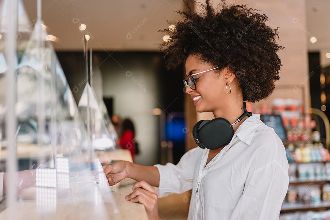 Mulher latina check-in no hotel.