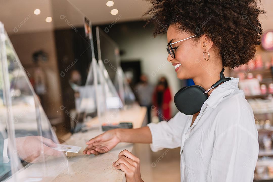 Mulher latina check-in no hotel.