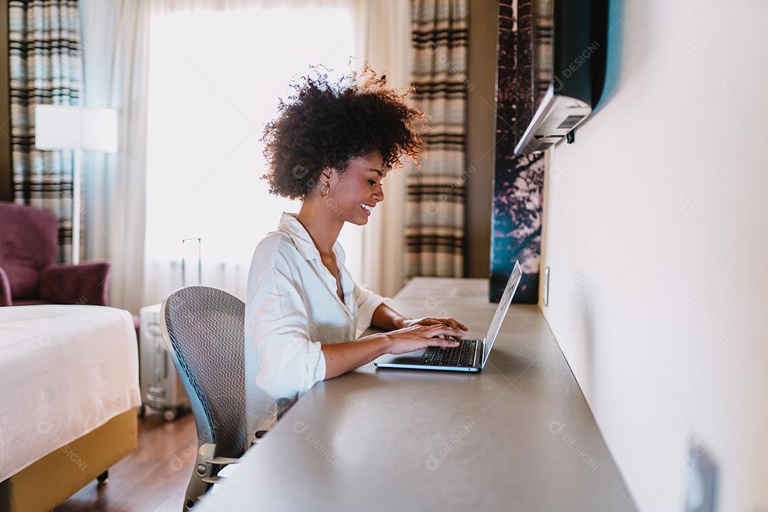 Concentrado no trabalho. Confiante jovem latina em roupas casuais inteligentes trabalhando no laptop