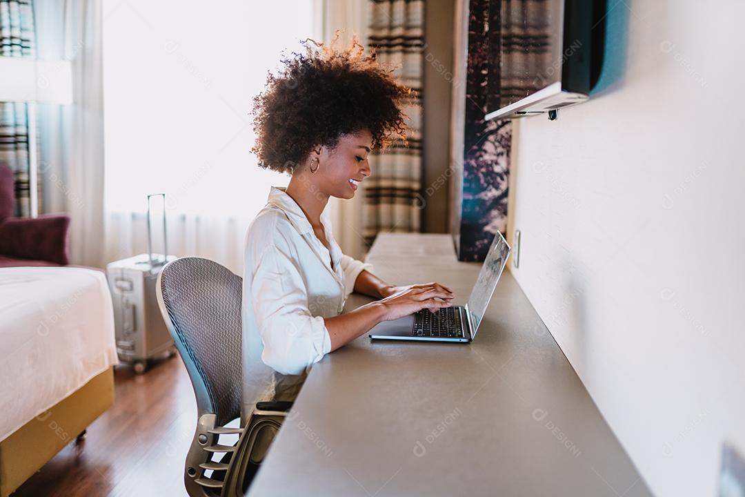 Concentrado no trabalho. Confiante jovem latina em roupas casuais inteligentes trabalhando no laptop