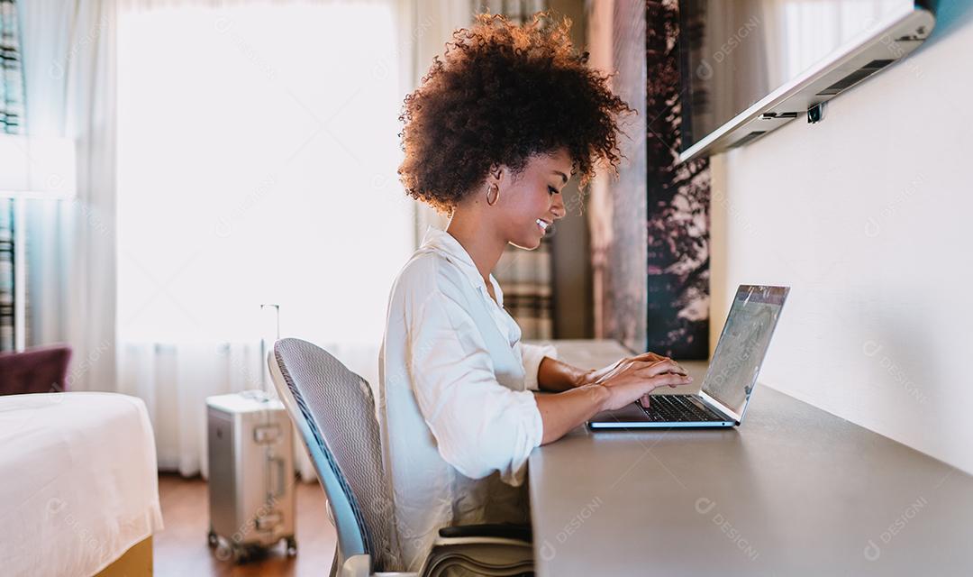 Concentrado no trabalho. Confiante jovem latina em roupas casuais inteligentes trabalhando no laptop