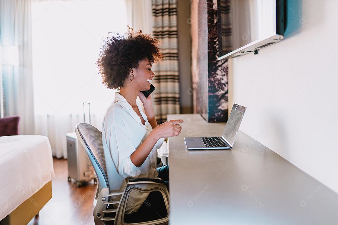 Concentrado no trabalho. Confiante jovem latina em roupas casuais inteligentes trabalhando no laptop