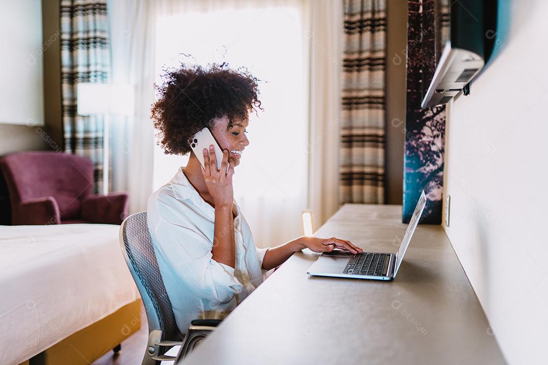 Concentrado no trabalho. Confiante jovem latina em roupas casuais inteligentes trabalhando no laptop