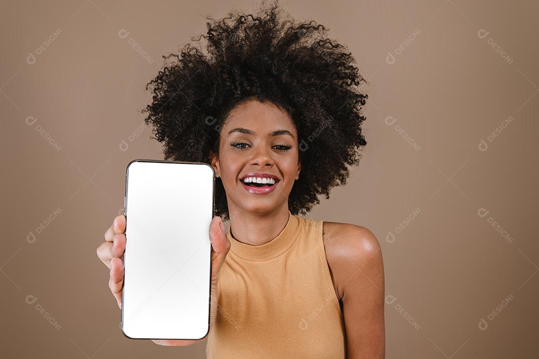 Muito jovem latina com smartphone em pé no fundo pastel isolado, sentindo-se feliz.