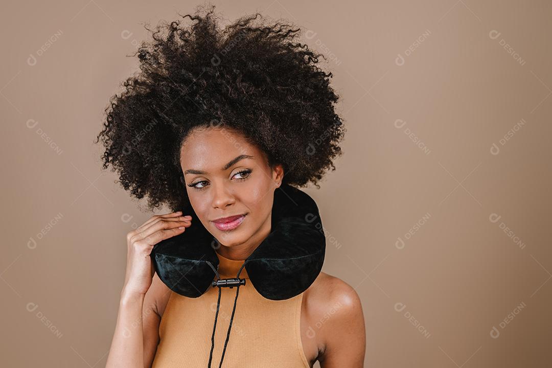 Jovem e bonita mulher latina com pescoço de travesseiro viaja para o exterior conforto
