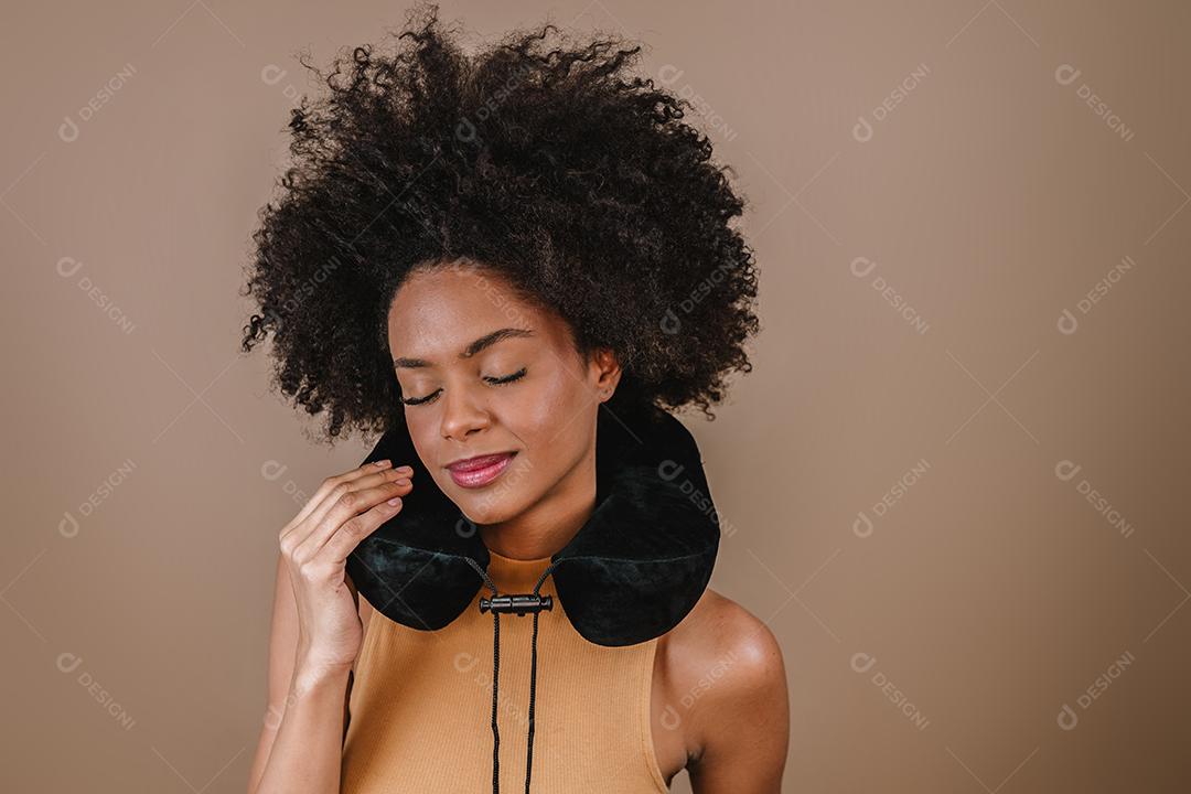 Jovem e bonita mulher latina com pescoço de travesseiro viaja para o exterior conforto