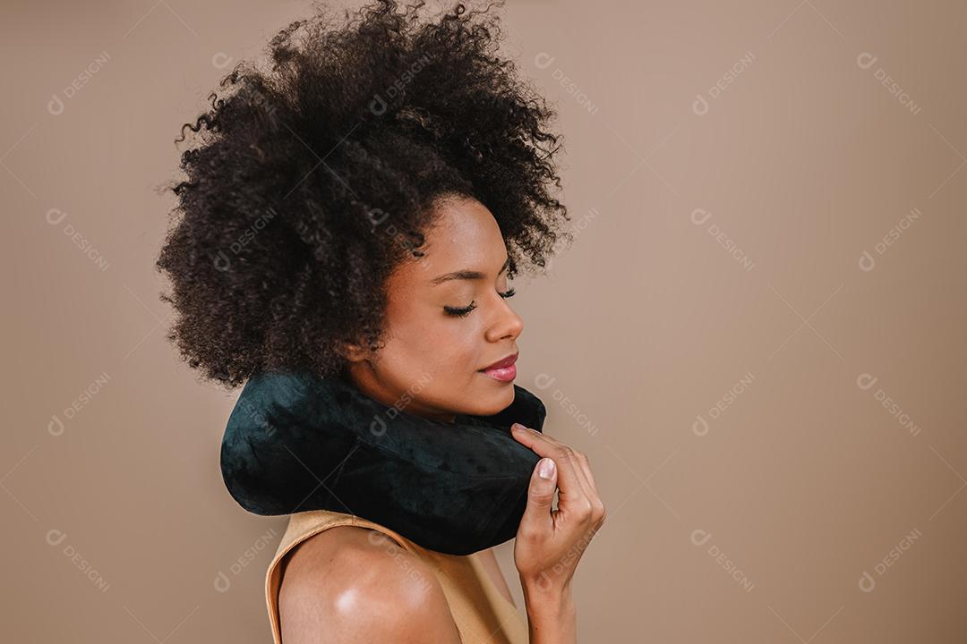 Jovem e bonita mulher latina com pescoço de travesseiro viaja para o exterior conforto