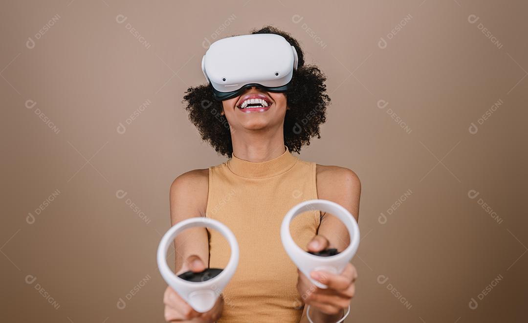 Jovem latina em pé com óculos de realidade virtual e mantenha joysticks ou dedo como uma arma.